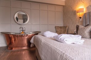 Junior Double Room, 1 Double Bed | Desk, iron/ironing board, free WiFi, bed sheets