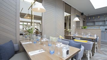 朝食、ランチ、ディナーに営業