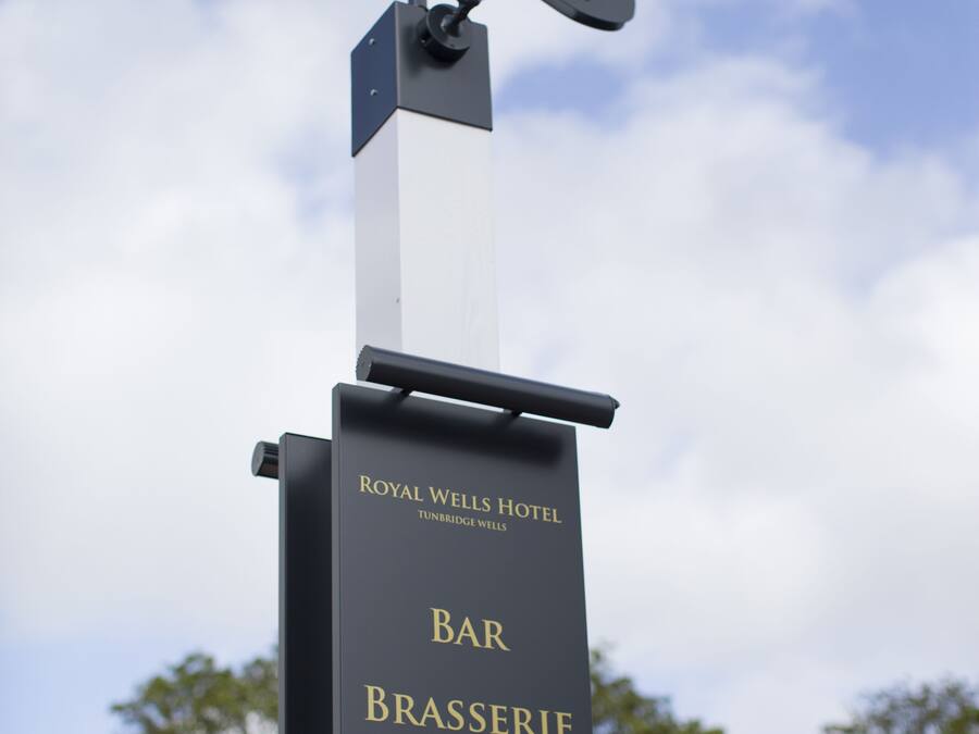 Señal del Hotel Royal Wells que indica el Bar, Brasserie, Salones de Eventos y Jardín.