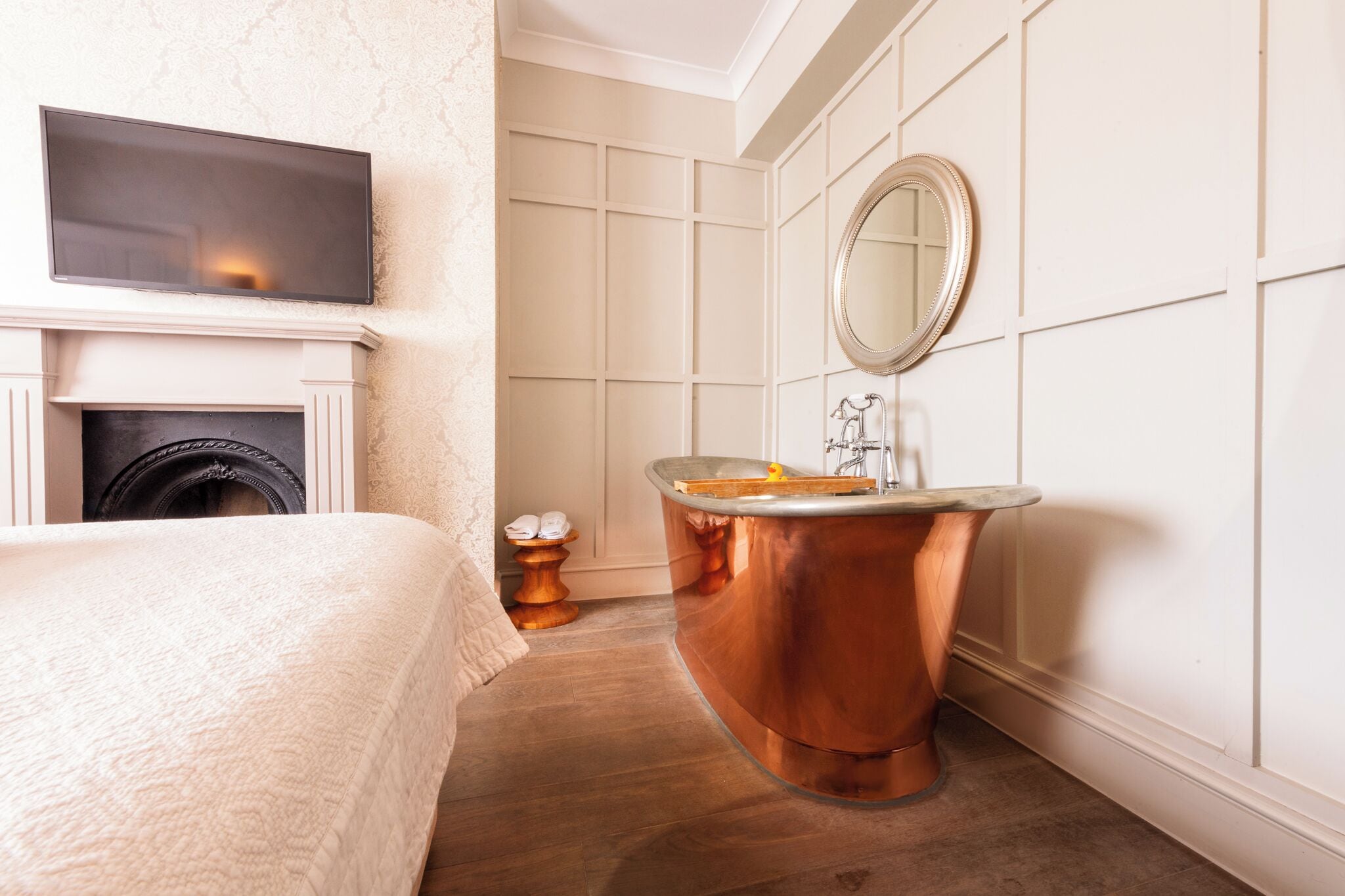 combined shower/bathtub, eco-friendly toiletries, hair dryer, towels