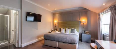 Superior Quadruple Room | Meja, seterika/papan seterika, Wi-fi percuma, cadar katil