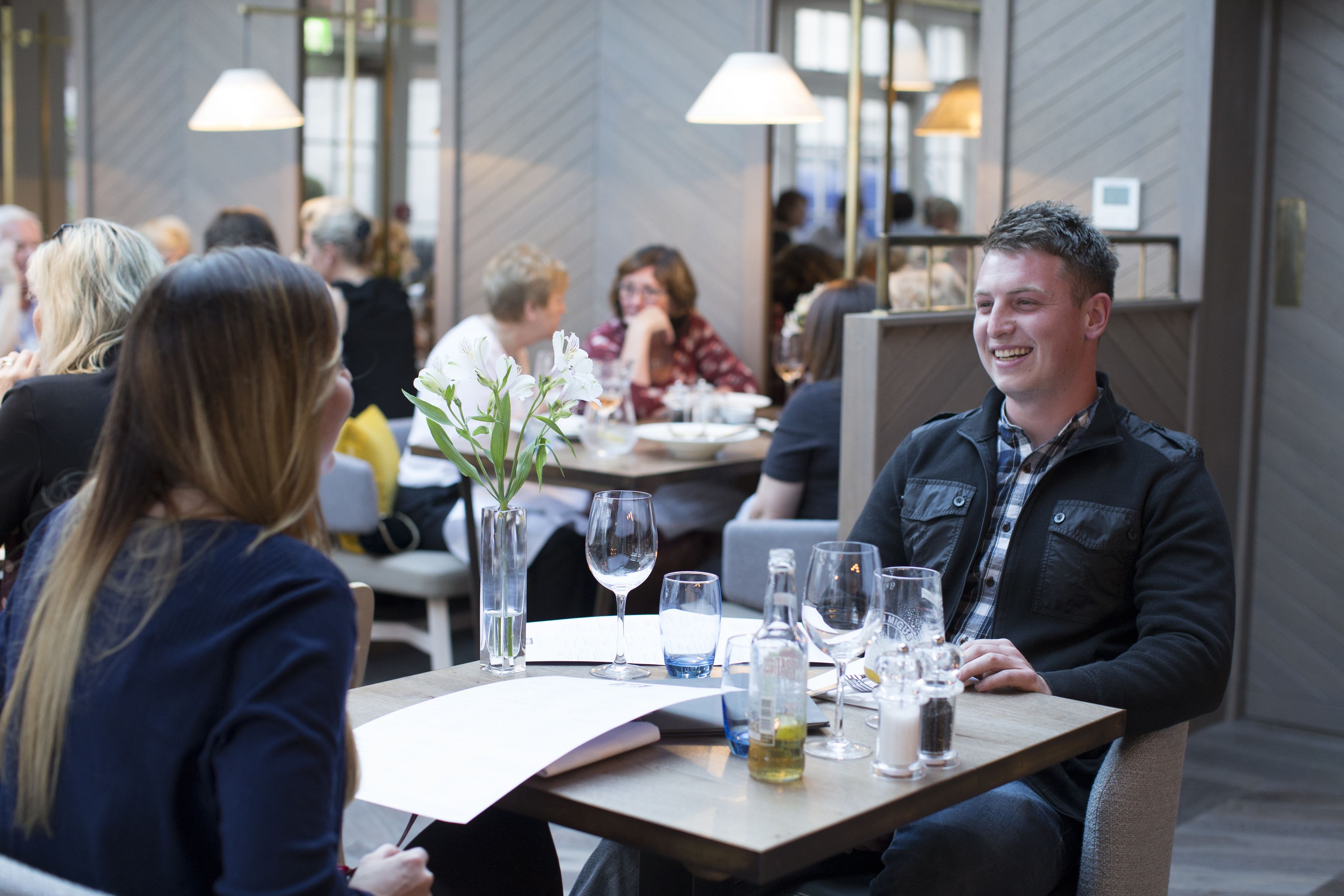 供应早餐、午餐和晚餐