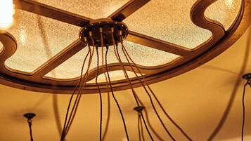 Un candelabro con varias bombillas y una pared con un letrero.