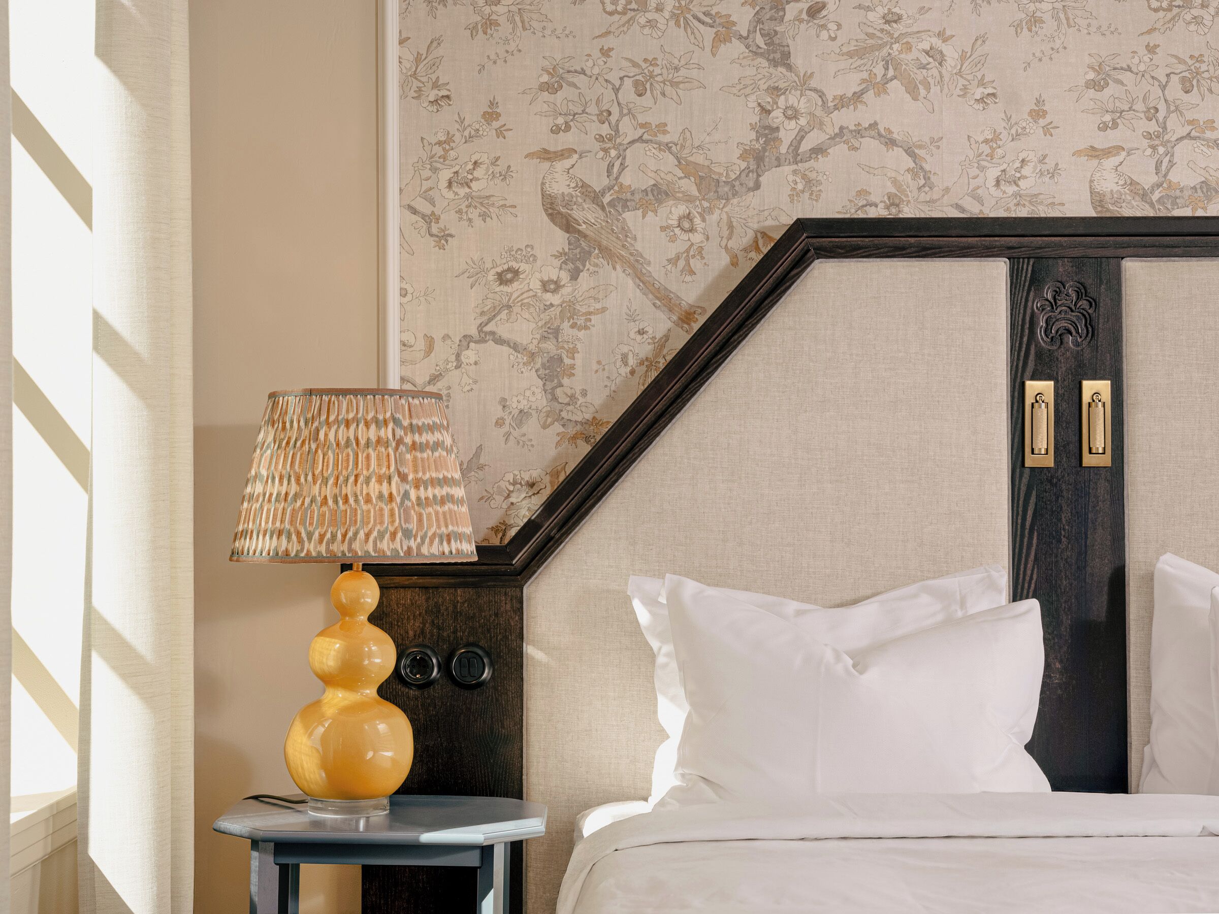 أغطية فراش متميزة وميني بار وخزنة داخل الغرفة ومكواة/لوح كي