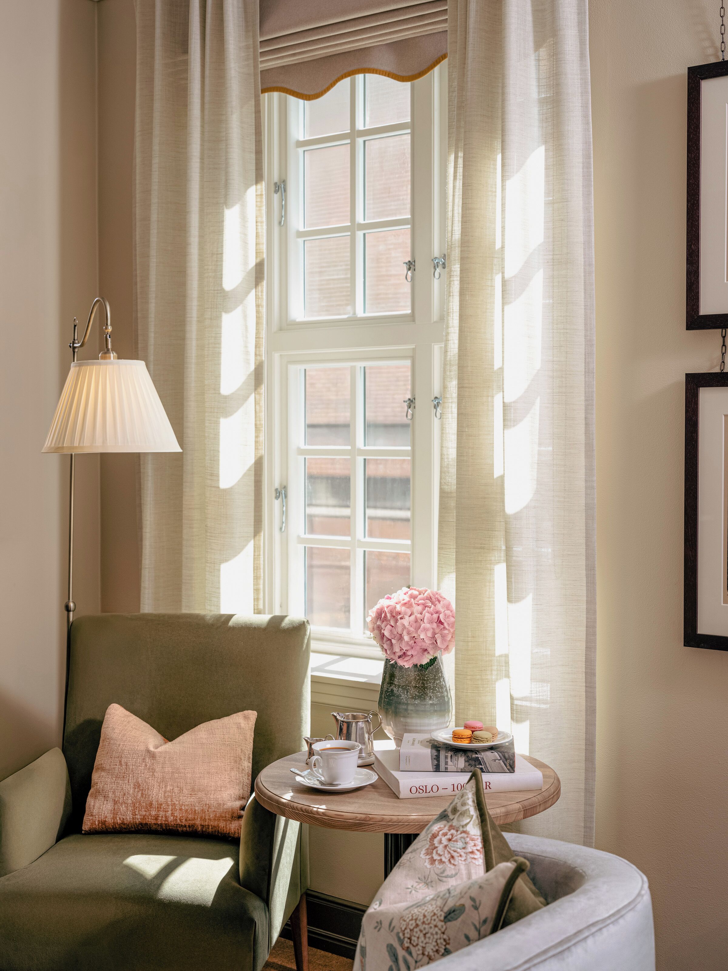 أغطية فراش متميزة وميني بار وخزنة داخل الغرفة ومكواة/لوح كي