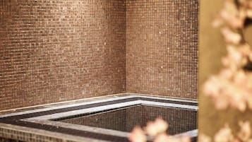 Indoor spa tub