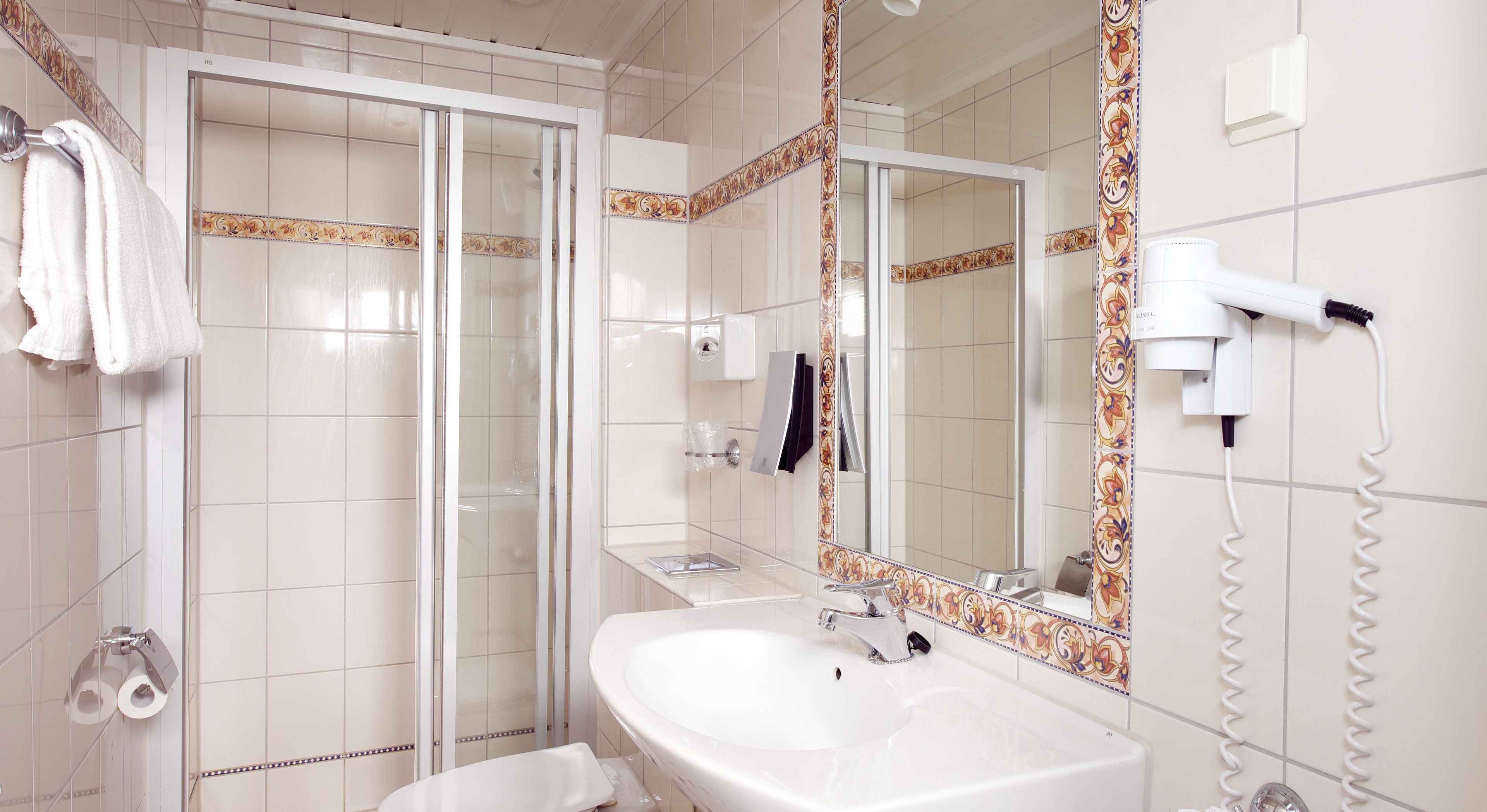 superior room, 1 double bed | bathroom | eco-friendly toiletries, hair dryer, towels