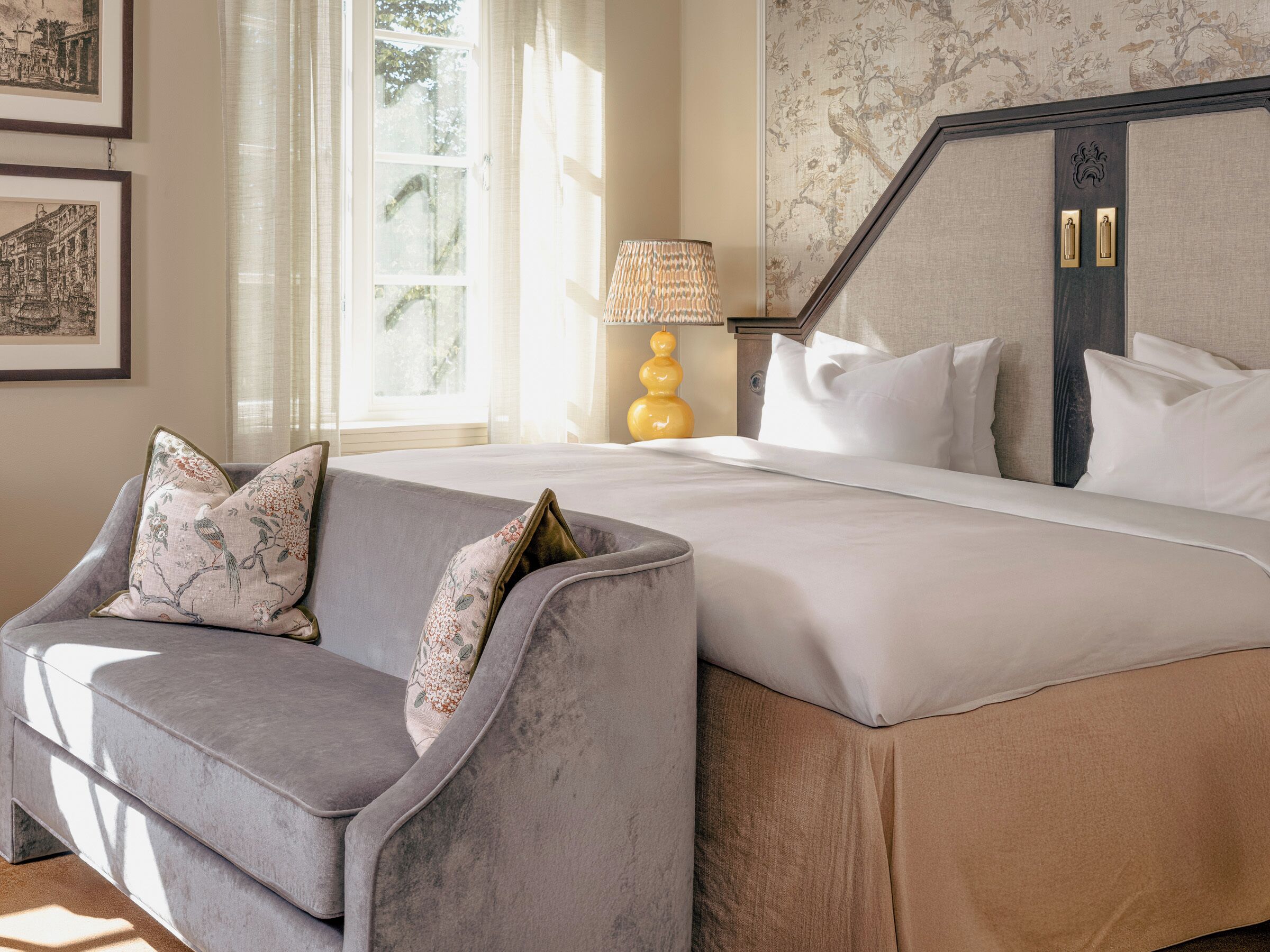 أغطية فراش متميزة وميني بار وخزنة داخل الغرفة ومكواة/لوح كي