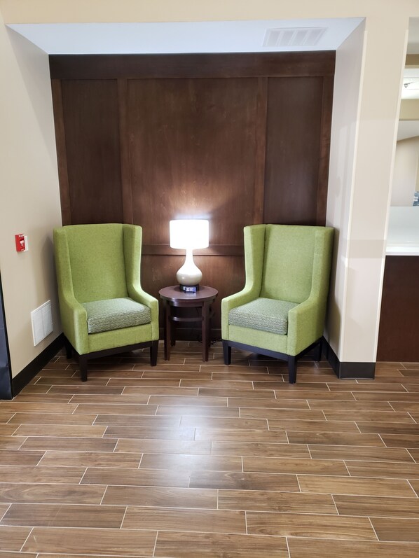 Lobby sitting area - Comfort Suites Sioux Falls Mall District (Sioux Falls)