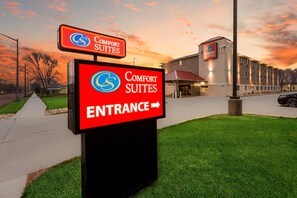 A Comfort Suites hotel entrance sign with a clear path leading to the building. - Comfort Suites Sioux Falls Mall District (Sioux Falls)