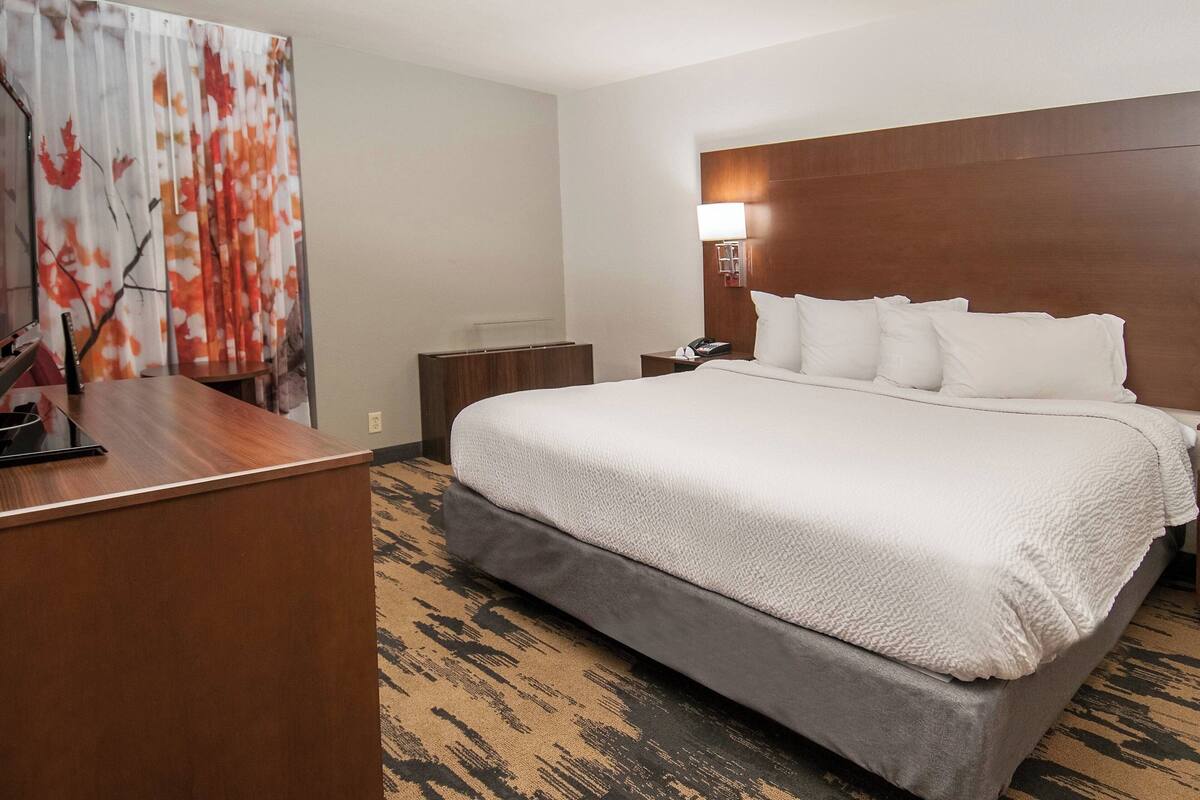 Suite, 1 Schlafzimmer | Schreibtisch, laptopgeeigneter Arbeitsplatz, Verdunkelungsvorhänge