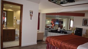Escritorio, cortinas opacas, tabla de planchar con plancha