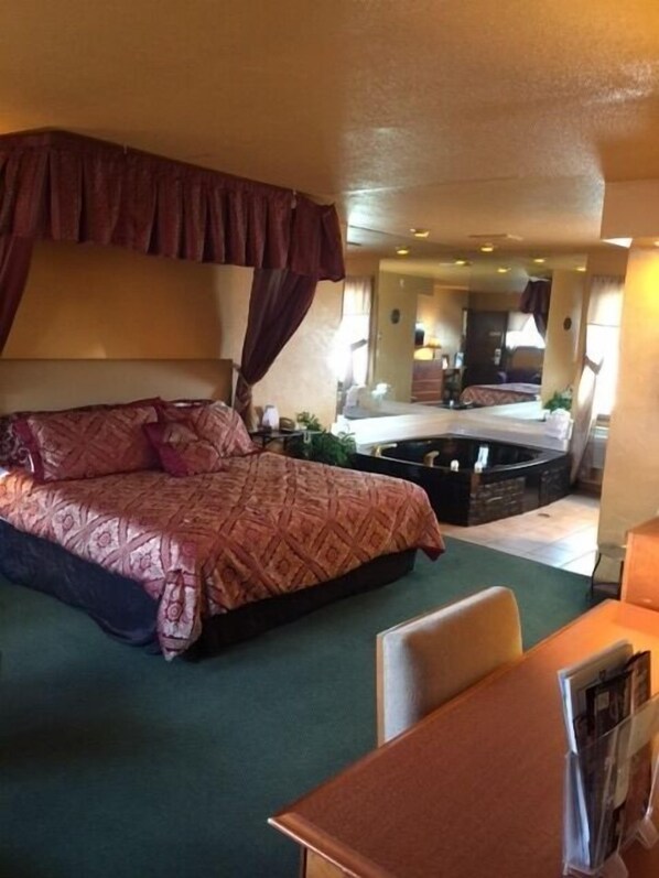 Desk, blackout drapes, iron/ironing board, rollaway beds - Regency Inn And Suites (Eau Claire)