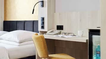 Standardzimmer, 1 Doppelbett | Allergikerbettwaren, Minibar, Zimmersafe, Schreibtisch