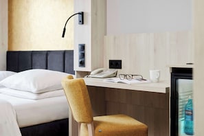 Standardzimmer, 1 Doppelbett | Allergikerbettwaren, Minibar, Zimmersafe, Schreibtisch