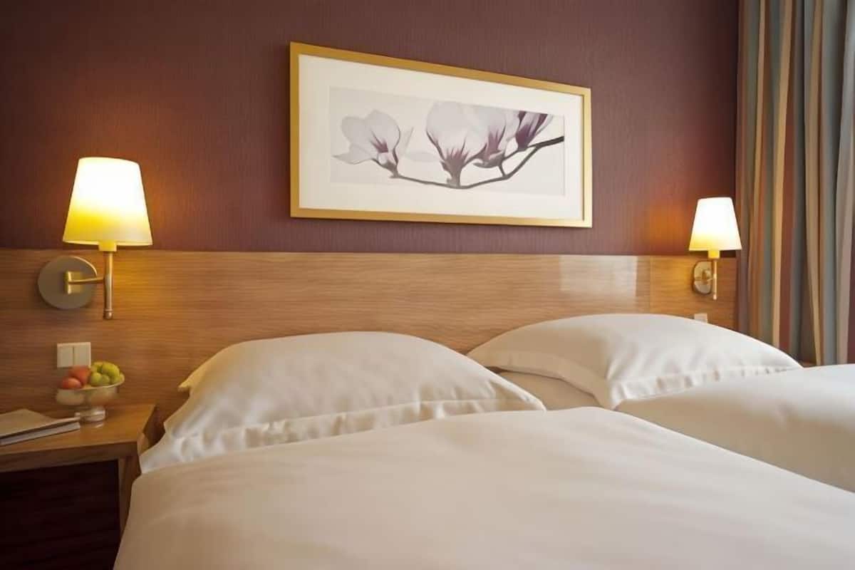 Allergikerbettwaren, Minibar, Zimmersafe, Schreibtisch