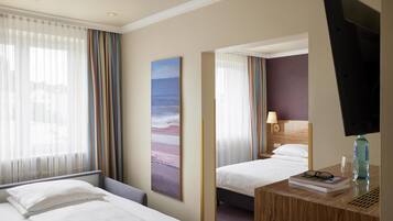 Familienzimmer, 1 Doppelbett, Kühlschrank (with Sofabed) | Allergikerbettwaren, Minibar, Zimmersafe, Schreibtisch