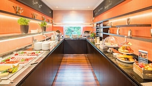 Un espace buffet proposant une variété de plats et un comptoir central où les plats sont servis.