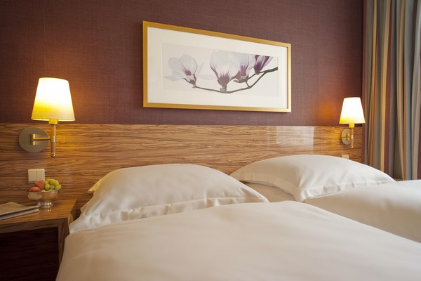Hypo-allergenic bedding, minibar, in-room safe, desk