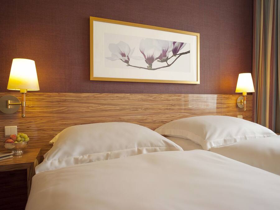 Allergivenligt sengetøj, minibar, pengeskab på værelset, skrivebord