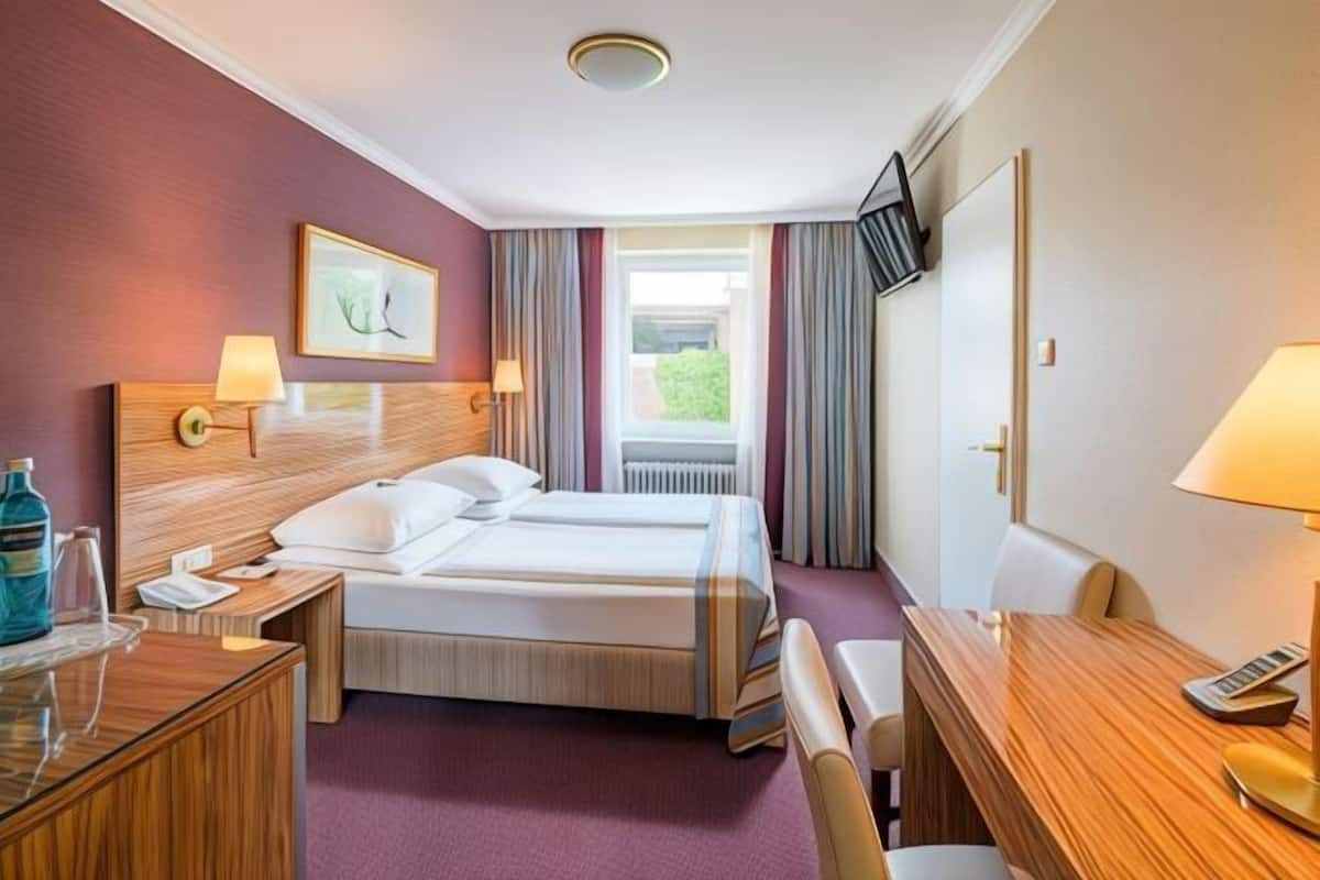 Allergikerbettwaren, Minibar, Zimmersafe, Schreibtisch