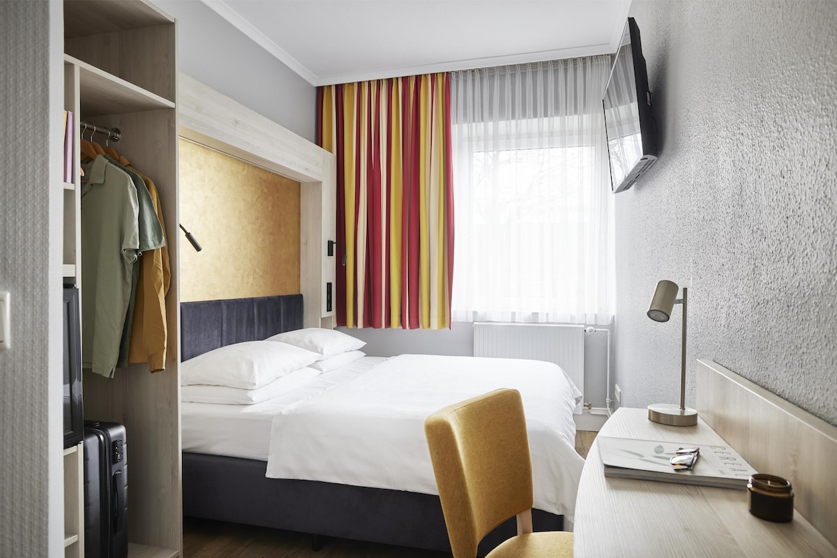 Standard Room, 1 Twin Bed | Hypo-allergenic bedding available, minibar, in-room safe, desk