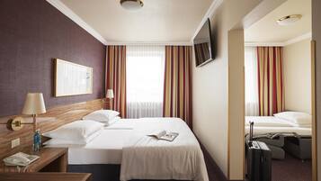 Familienzimmer, 1 Doppelbett, Kühlschrank (with Sofabed) | Allergikerbettwaren, Minibar, Zimmersafe, Schreibtisch