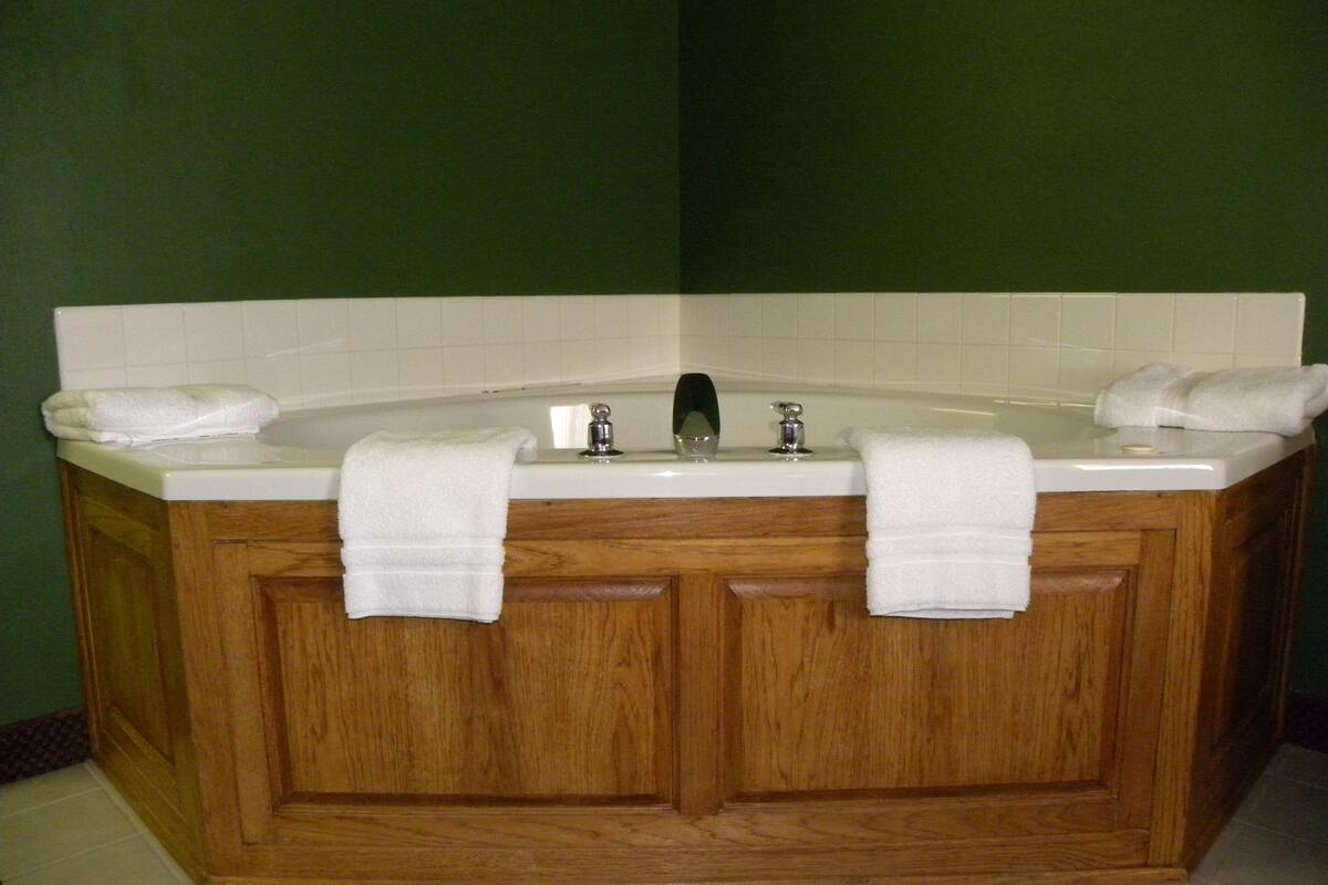 suite, 1 king bed, jetted tub | desk, laptop workspace, blackout curtains, iron/ironing board