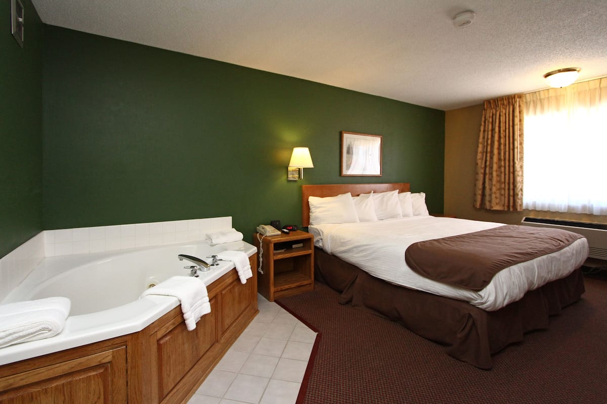 Suite, 1 cama King size, hidromasaje | Escritorio, espacio para trabajar con laptop y cortinas blackout