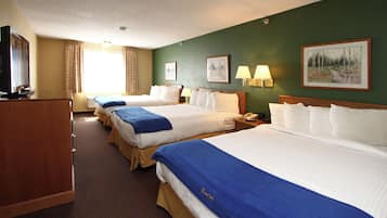 Suite, flere senger (Triple Queen) | Skrivebord, skrivebord for bærbar PC og blendingsgardiner