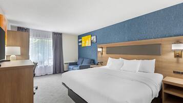 Premium bedding, desk, iron/ironing board, free WiFi