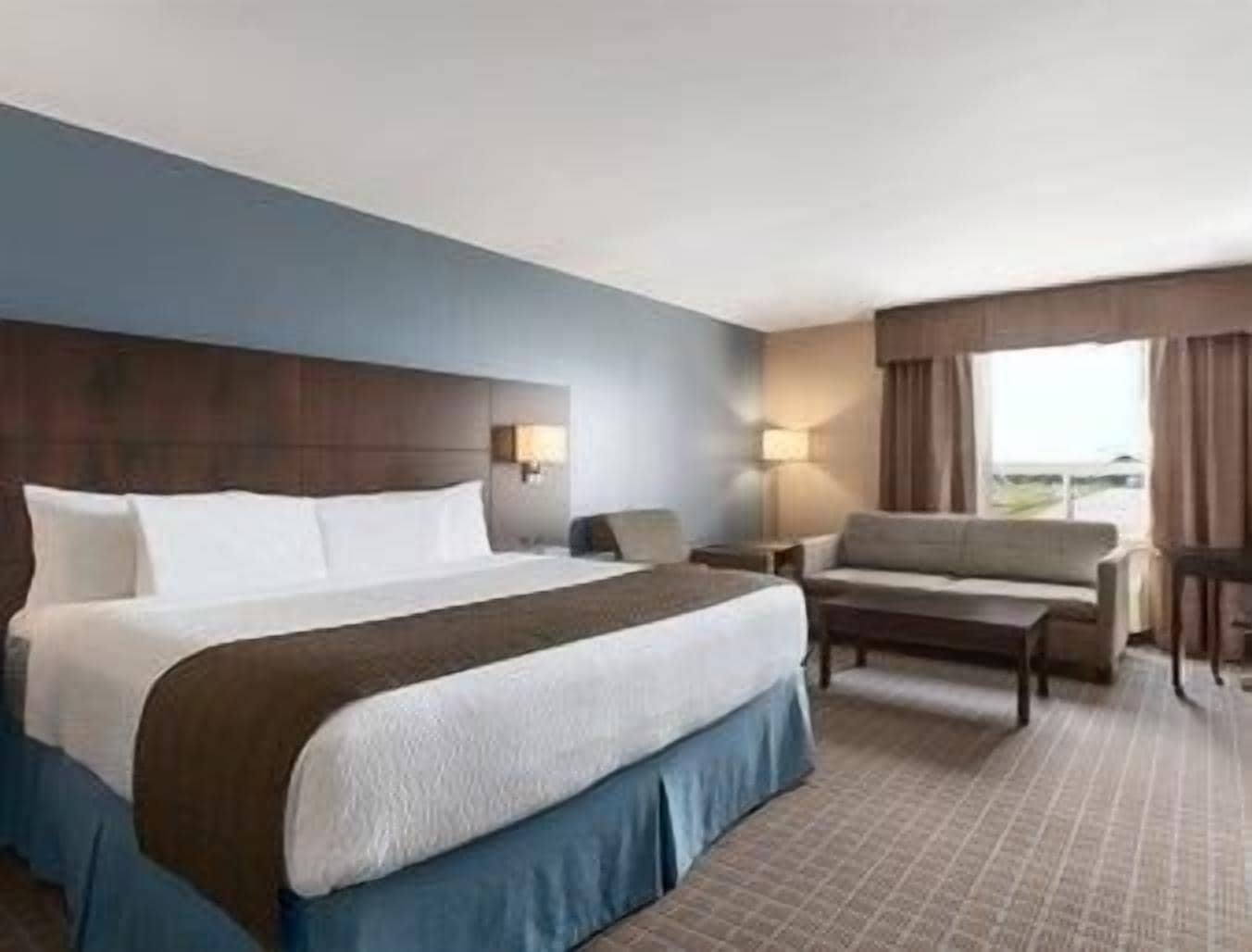 suite, 1 king bed | in-room safe, desk, iron/ironing board, free cots/infant beds