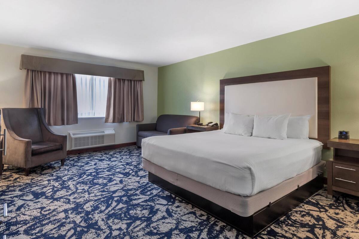 Deluxe Room, 1 King Bed, Non Smoking, Refrigerator & Microwave | Pillow-top beds, desk, laptop workspace, blackout curtains