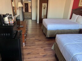 标准双人房 | 高档床上用品、加厚床垫、客房内保险箱、熨斗/熨衣板