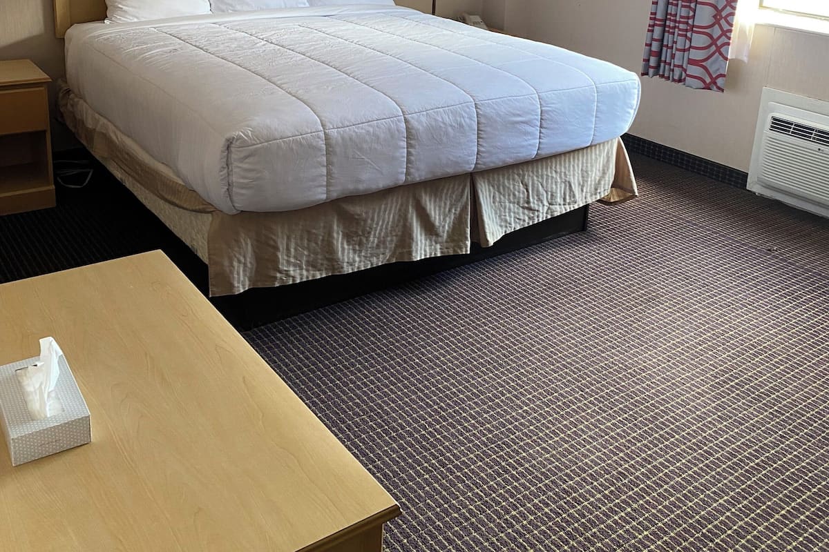 Business Room | 1 bedroom, premium bedding, pillowtop beds, in-room safe