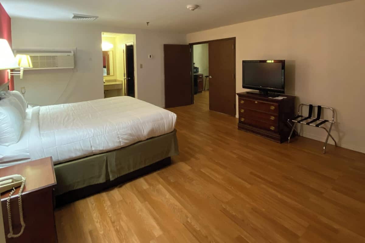 Business Suite | 1 bedroom, premium bedding, pillowtop beds, in-room safe