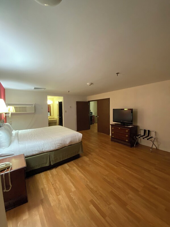 Business Suite | Premium bedding, pillowtop beds, in-room safe, iron/ironing board