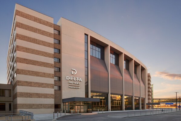 Exterior - Delta Hotels by Marriott Calgary Airport In-Terminal (Calgary)
