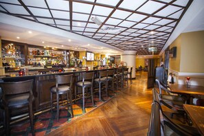 2 bars/lounges