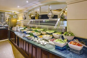 Desayuno buffet (AED 50 por persona) 