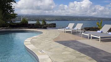 Kolam renang outdoor, dengan cabana (dengan biaya tambahan)