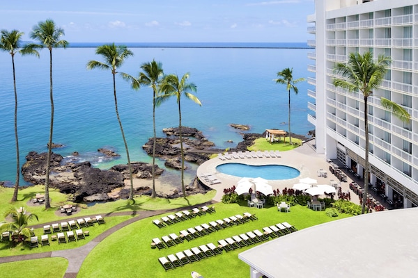 Hồ bơi ngoài trời, mở cửa từ 8:00 đến 22:00, lều (phụ phí)