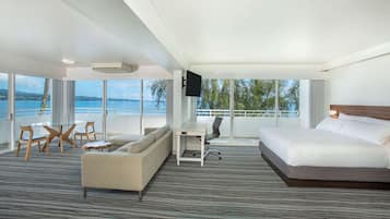 Junior-Suite, 1 King-Bett, Nichtraucher, Meerseite | Wohnbereich | 48-Zoll-LCD-Fernseher mit Kabelempfang, Fernseher