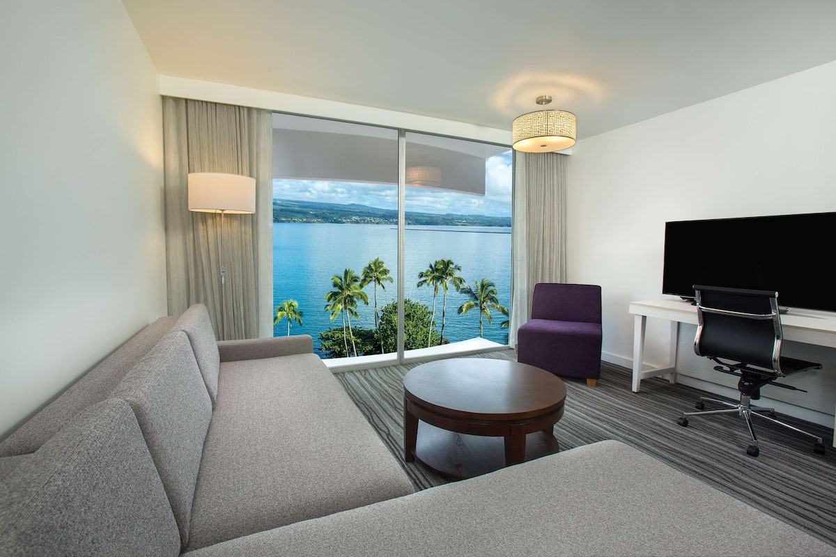 Suite, 1 habitación, para no fumadores (with Soaker Tub) | Área de sala de estar | Televisión LCD de 48 pulgadas con canales por cable y televisión