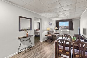 ตู้นิรภัยในห้องพัก, โต๊ะทำงาน, ผ้าม่านกันแสง, เตารีด/โต๊ะรีดผ้า