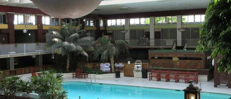 Innendørsbasseng og sesongbasert utendørsbasseng