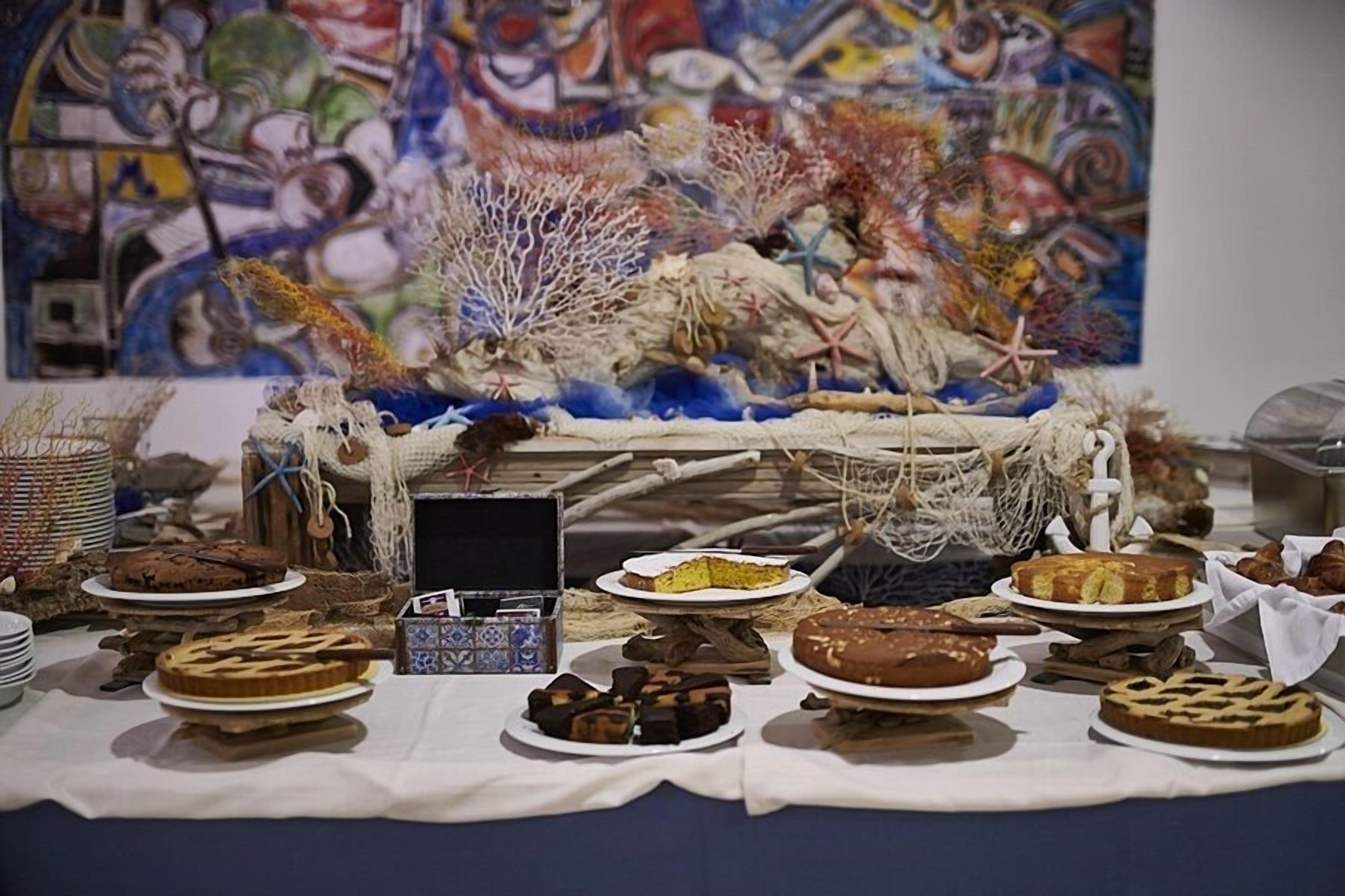 Een buffet met verschillende desserts en een rustieke decoratie.