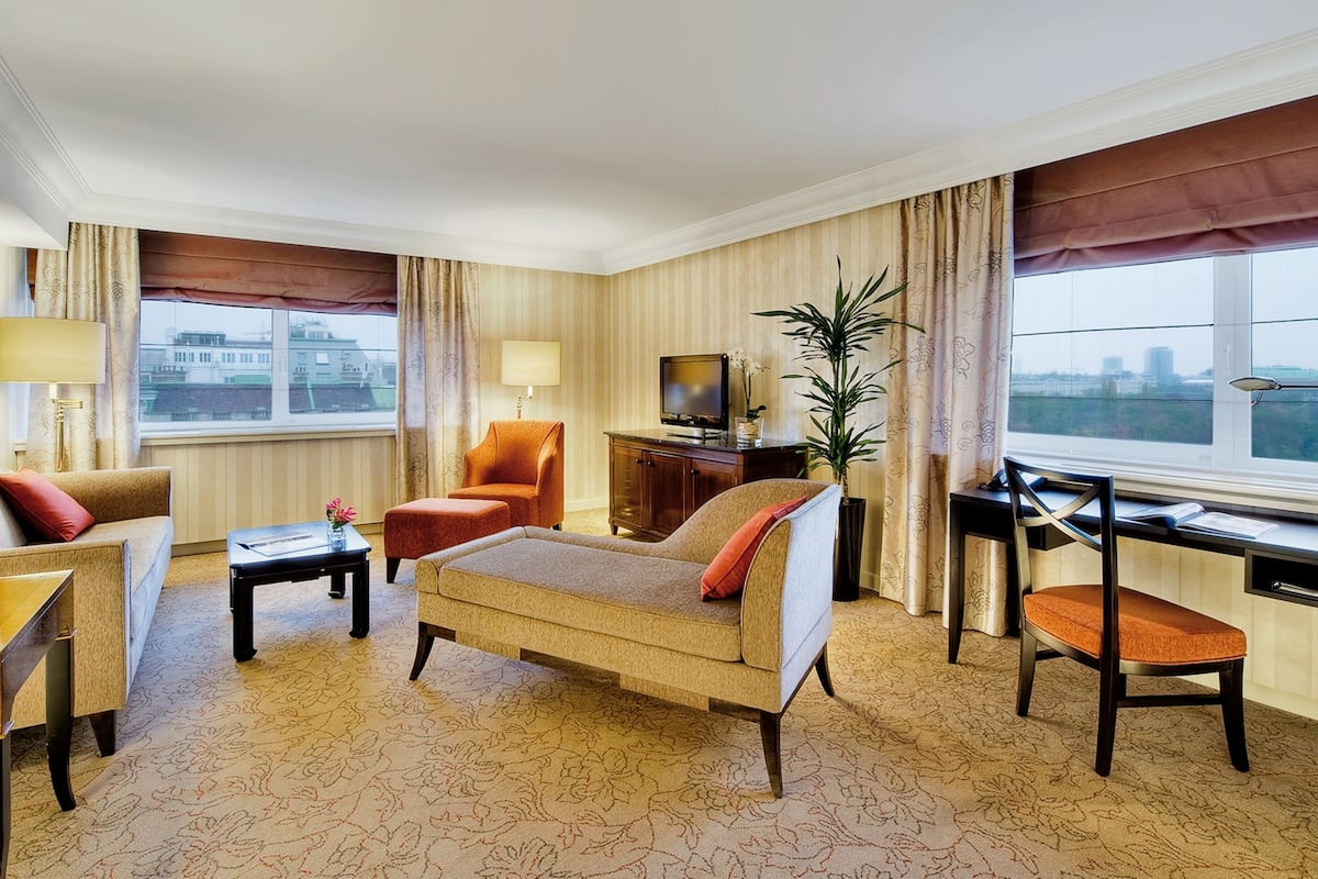 Senior Suite, 1 Twin Bed | Hypo-allergenic bedding, minibar, in-room safe, desk