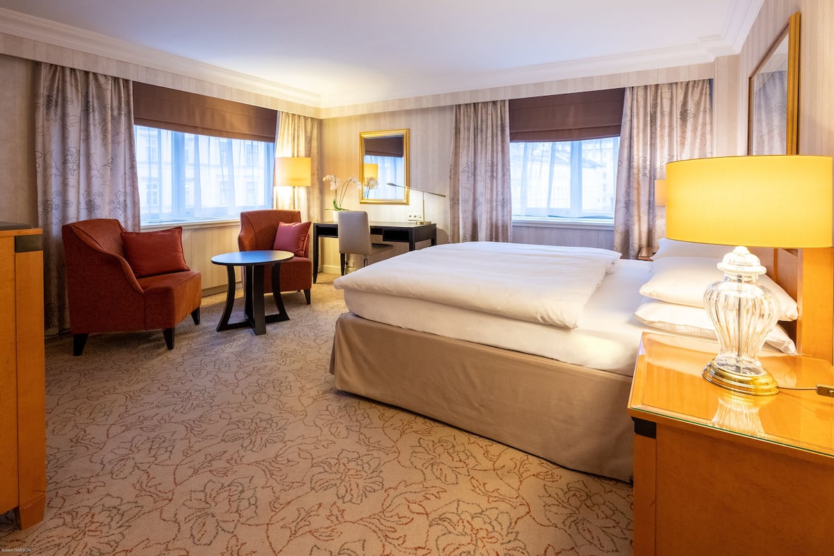 Premium Room, 1 King Bed, City View, Corner | Hypo-allergenic bedding, minibar, in-room safe, desk