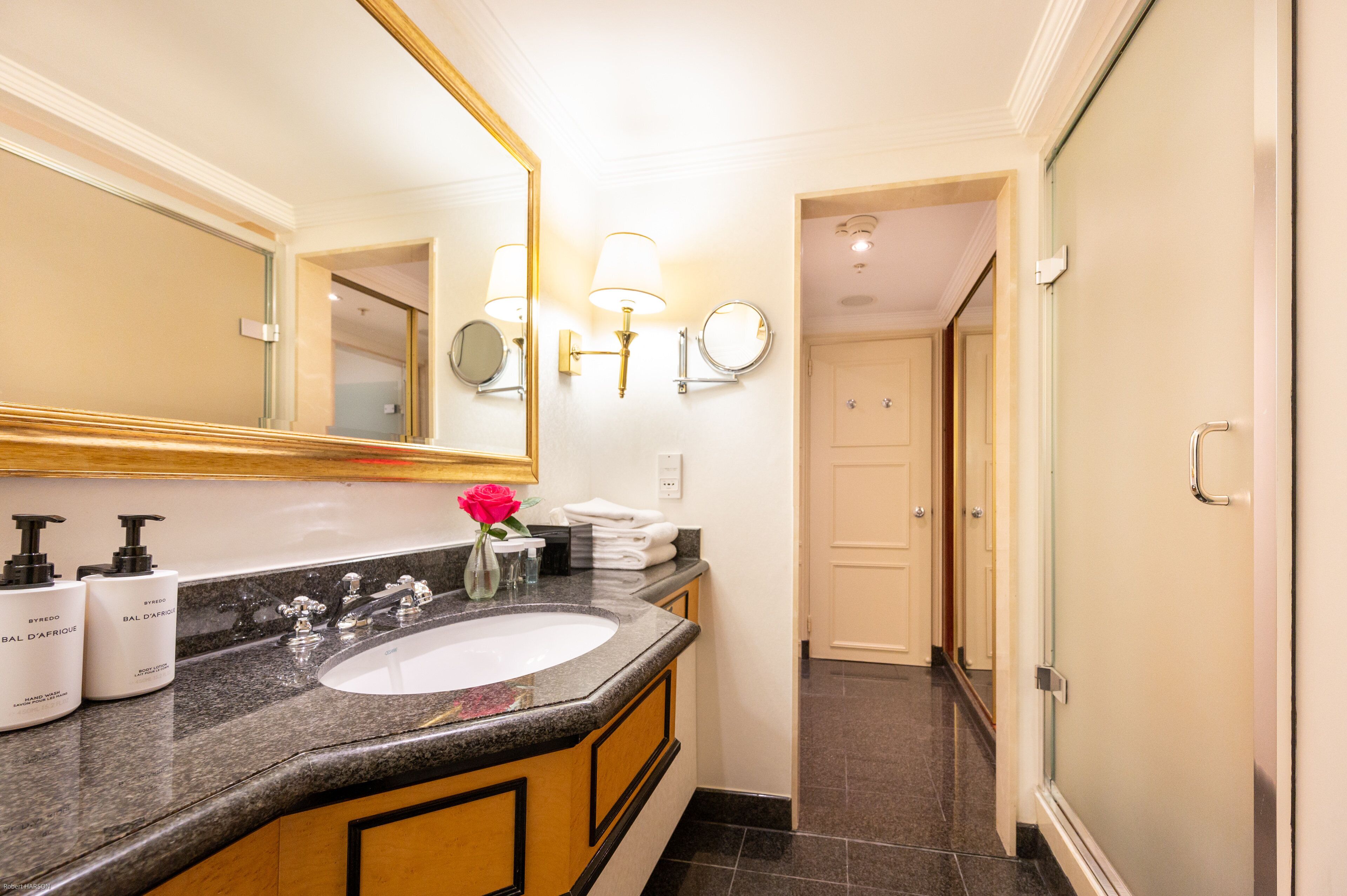 senior suite, 1 single bed | bathroom | shower, eco-friendly toiletries, hair dryer, bathrobes